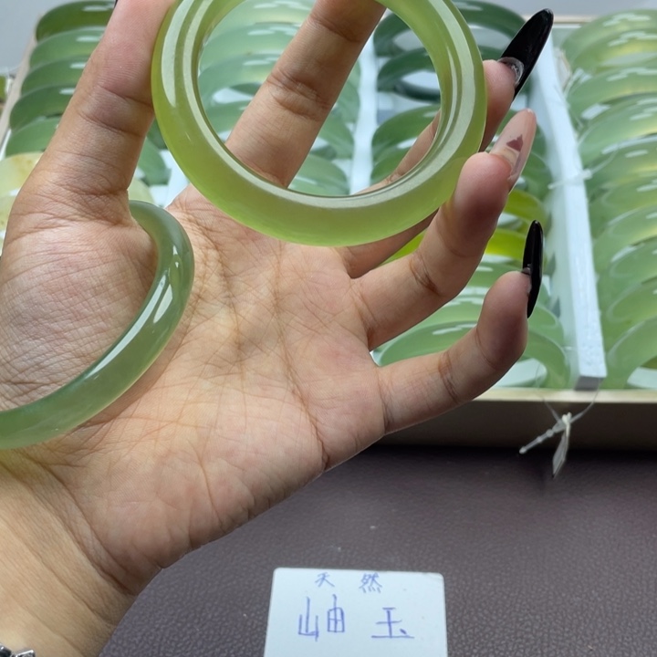 时***匆未镶嵌蛇纹石玉手镯