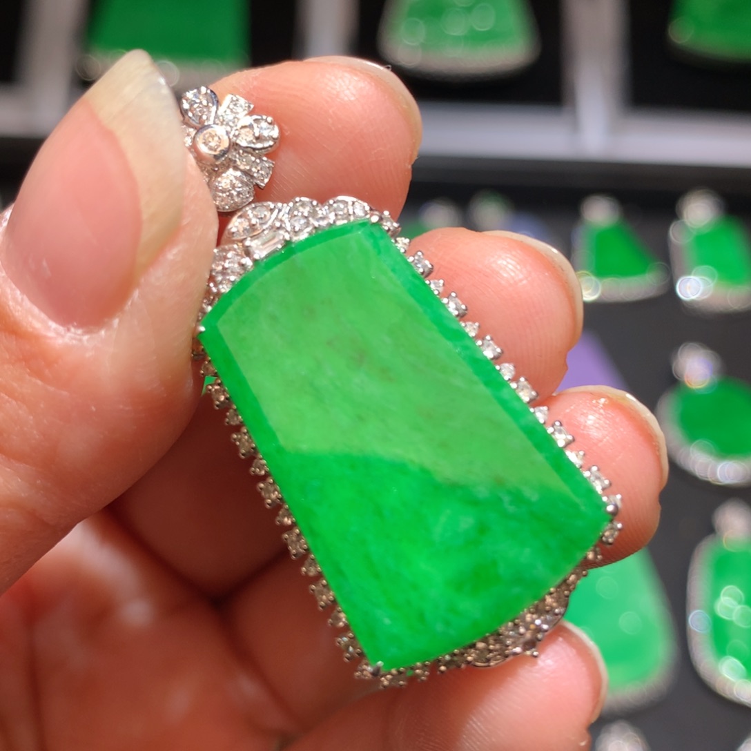 翡翠颈饰18K金镶嵌暖**家翡翠