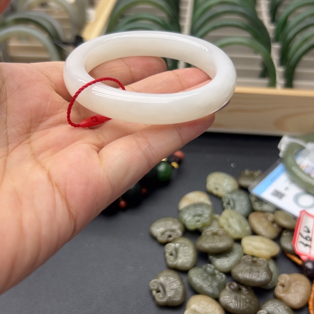 和田玉手镯未镶嵌天****?54圈围C395