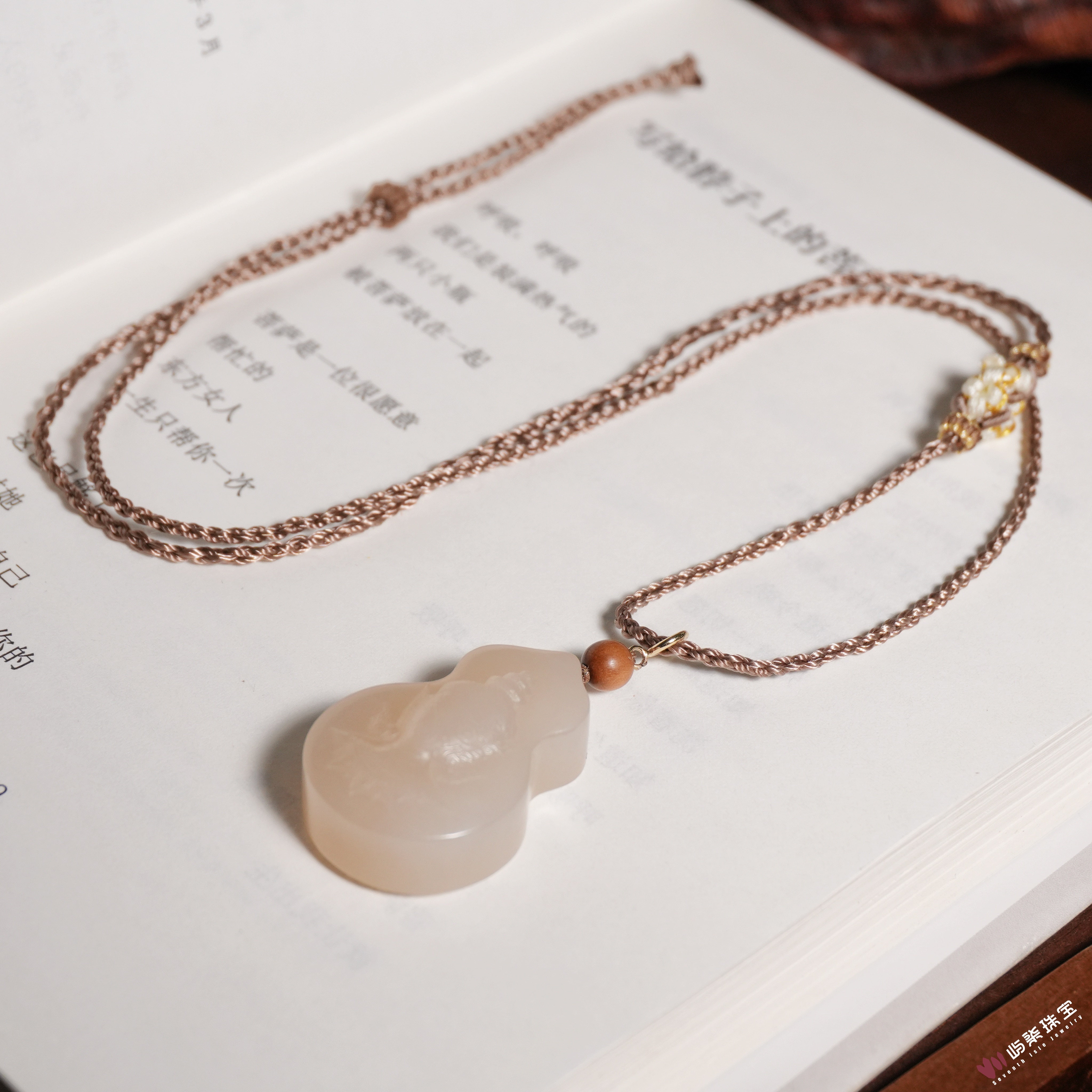 A1507 和田玉18k金镶嵌 和田葫芦佛雕18k颈饰33x22x12