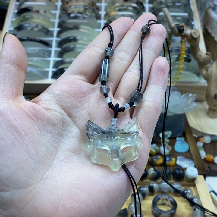 蛇纹石玉未镶嵌颈饰