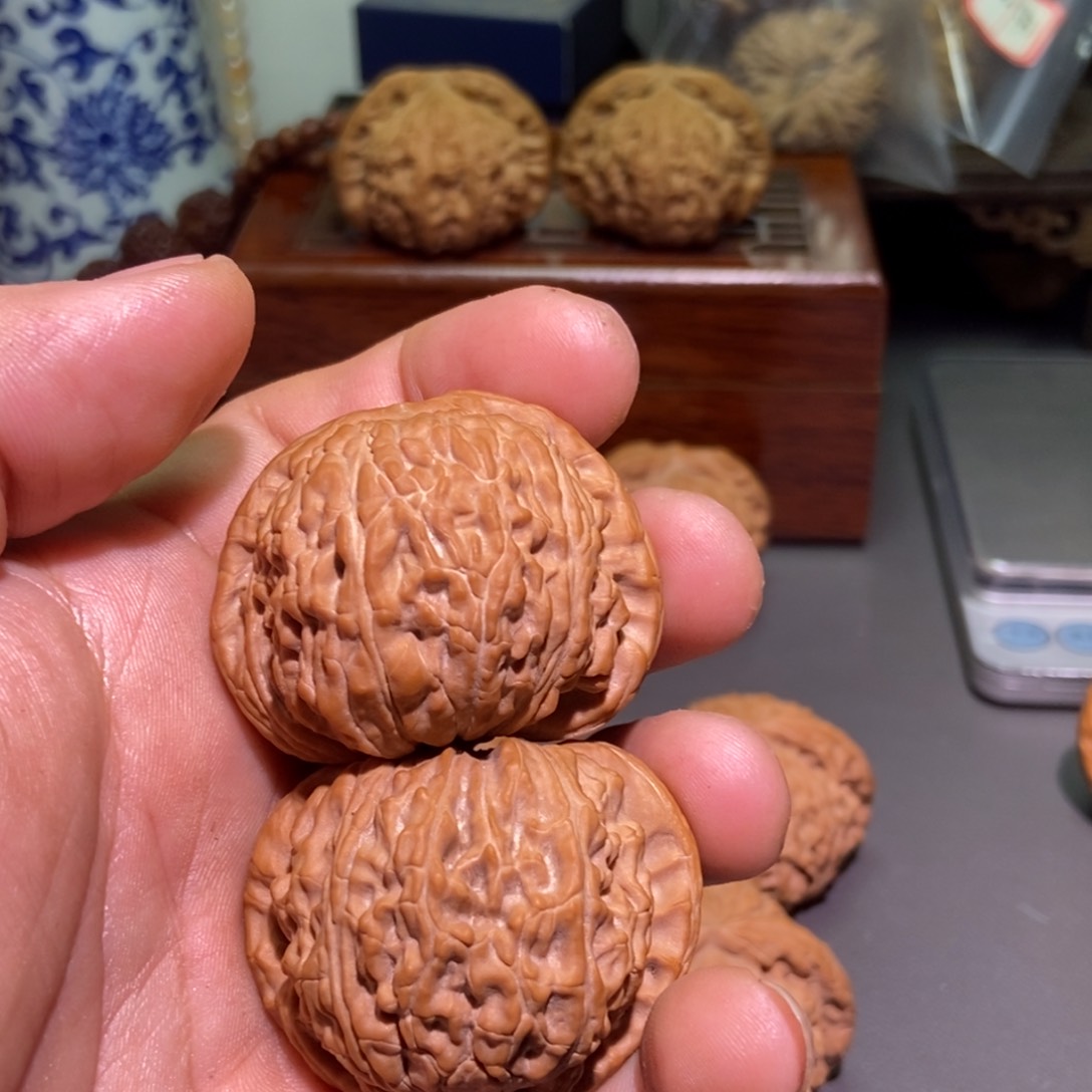 桃核把件豪*?白狮子核桃