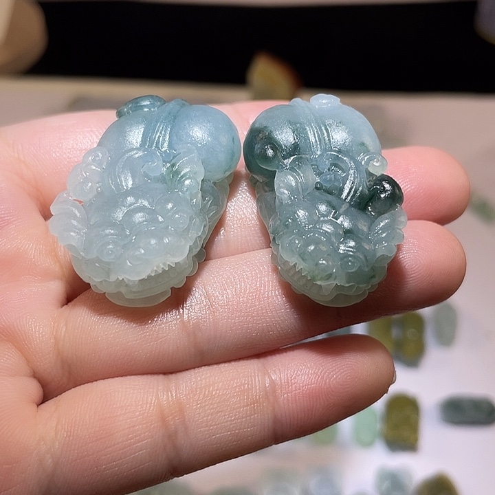 翡翠未镶嵌颈饰一对貔貅