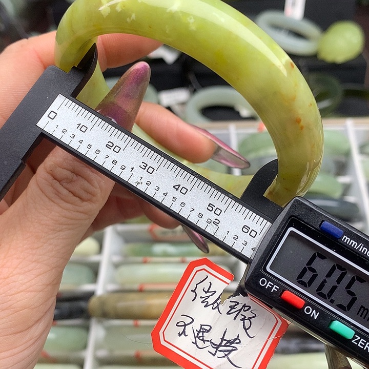 蛇纹石玉手镯未镶嵌890