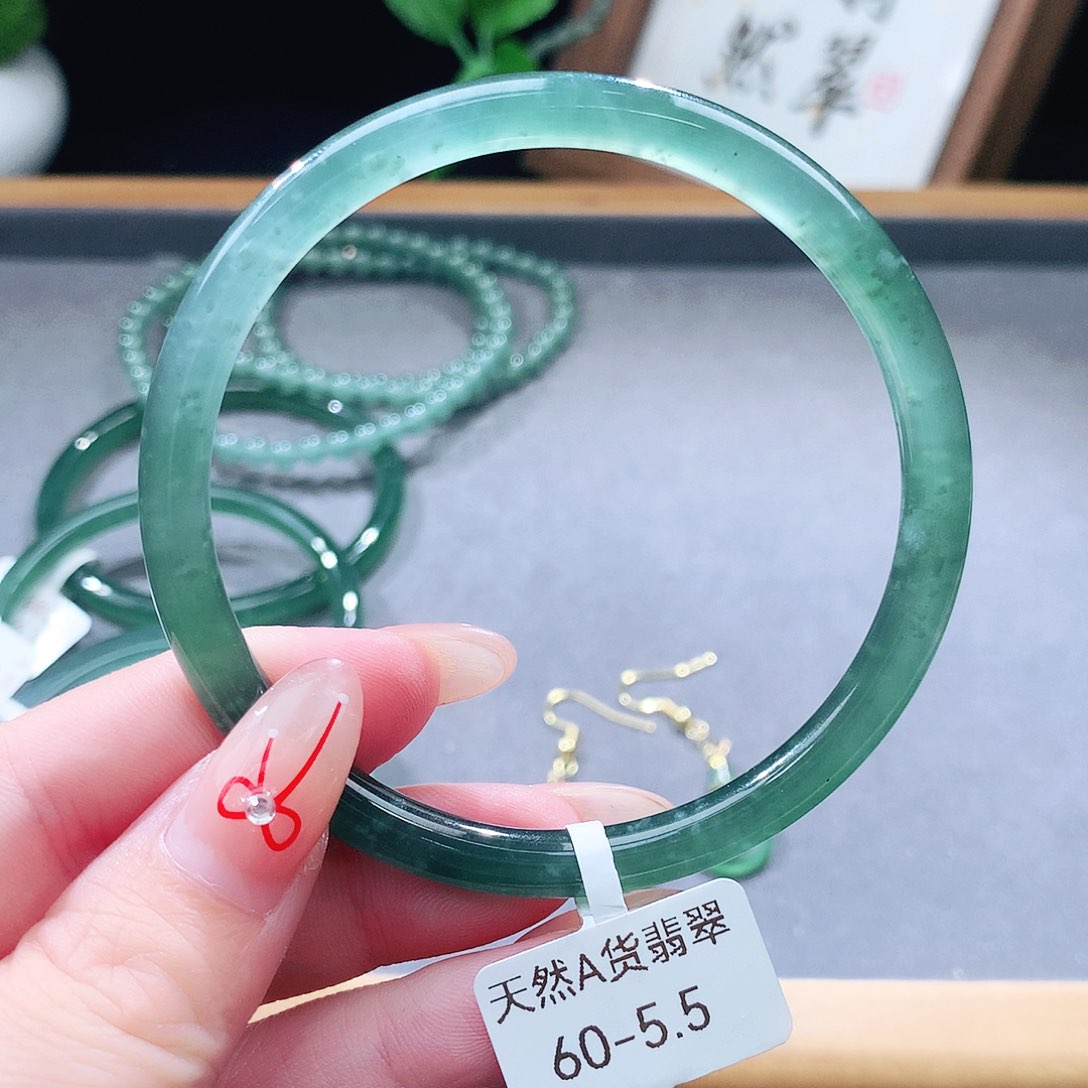 翡翠未镶嵌手镯（圆镯）