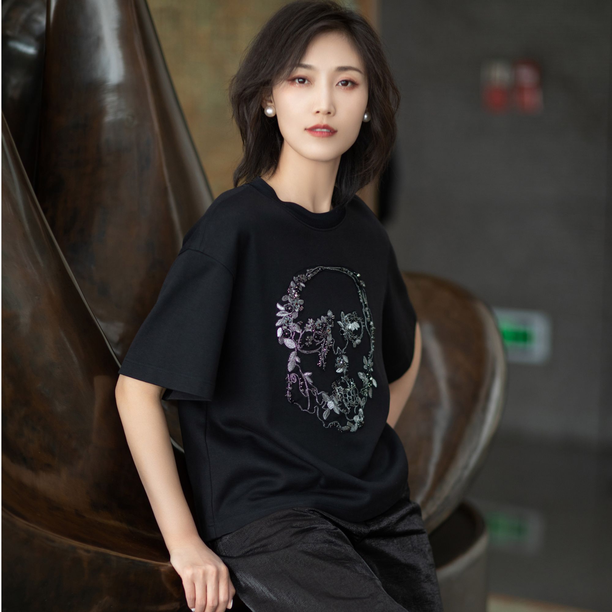 limil/丽米儿【高定秀场款】新款夜幕花园钉珠芙罗拉T恤 9300112