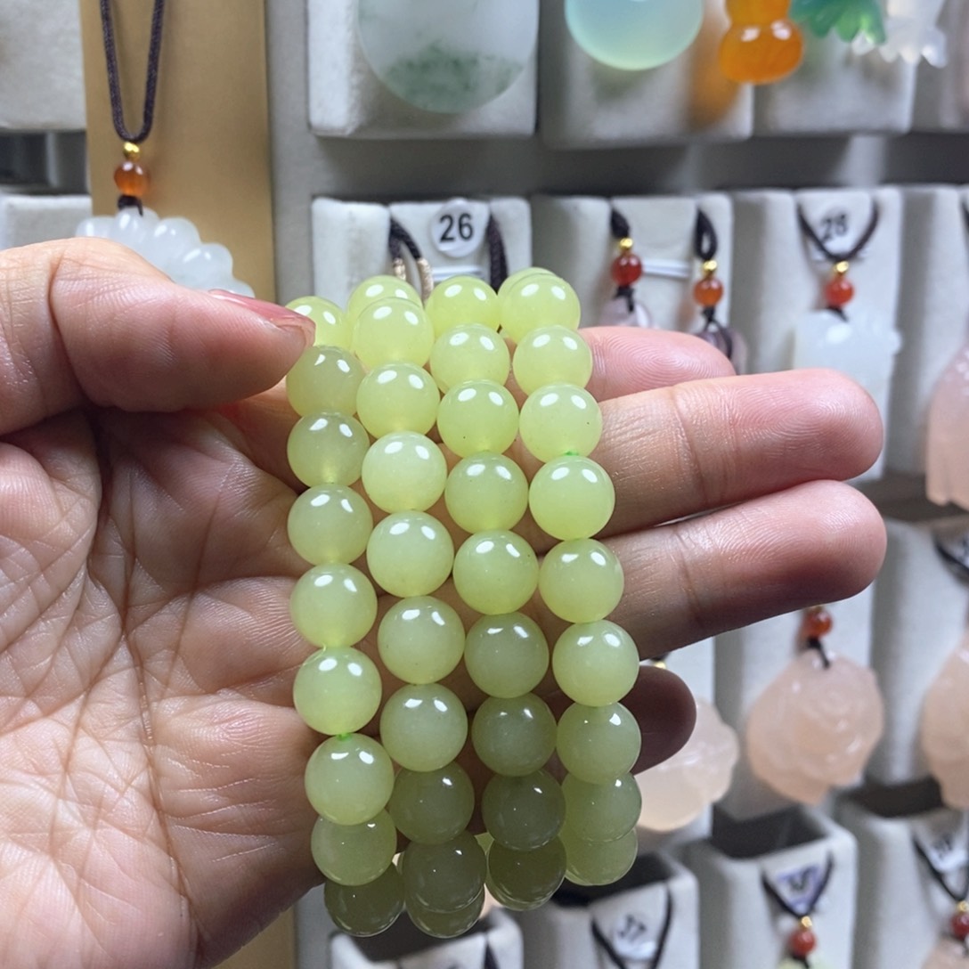 颈饰未镶嵌石英质玉（金丝玉）笑*