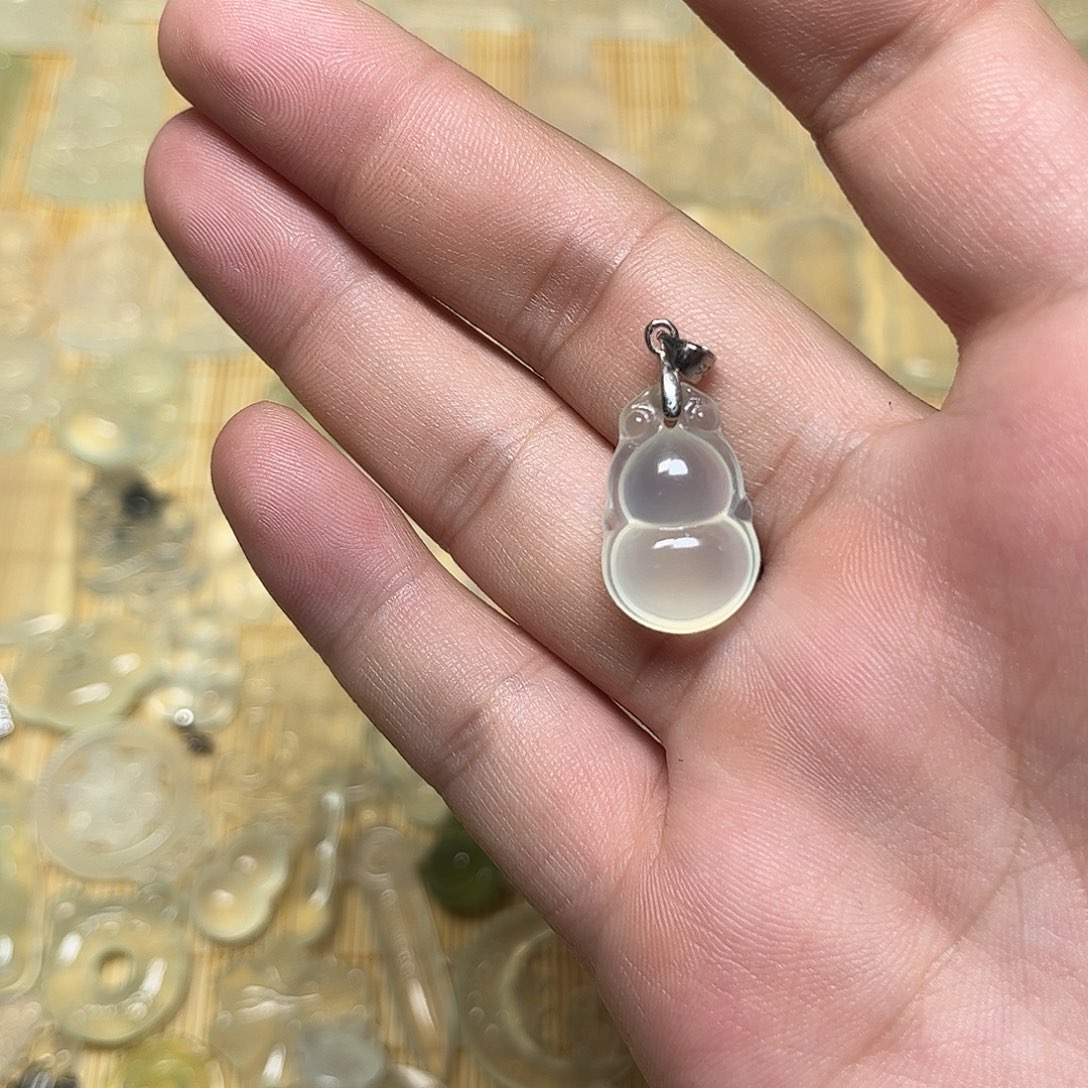 一***七蛇纹石玉未镶嵌颈饰