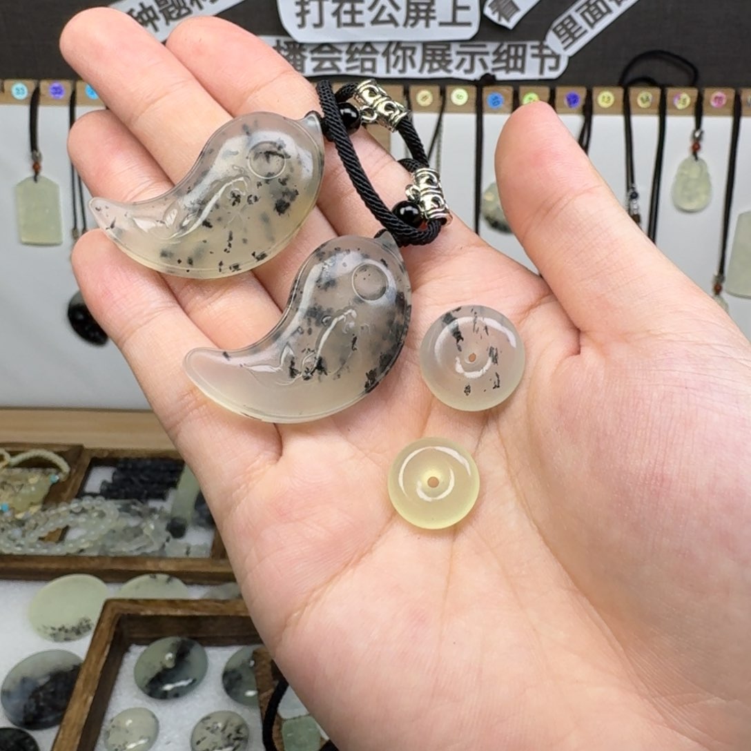 蛇纹石玉吊坠未镶嵌子***月