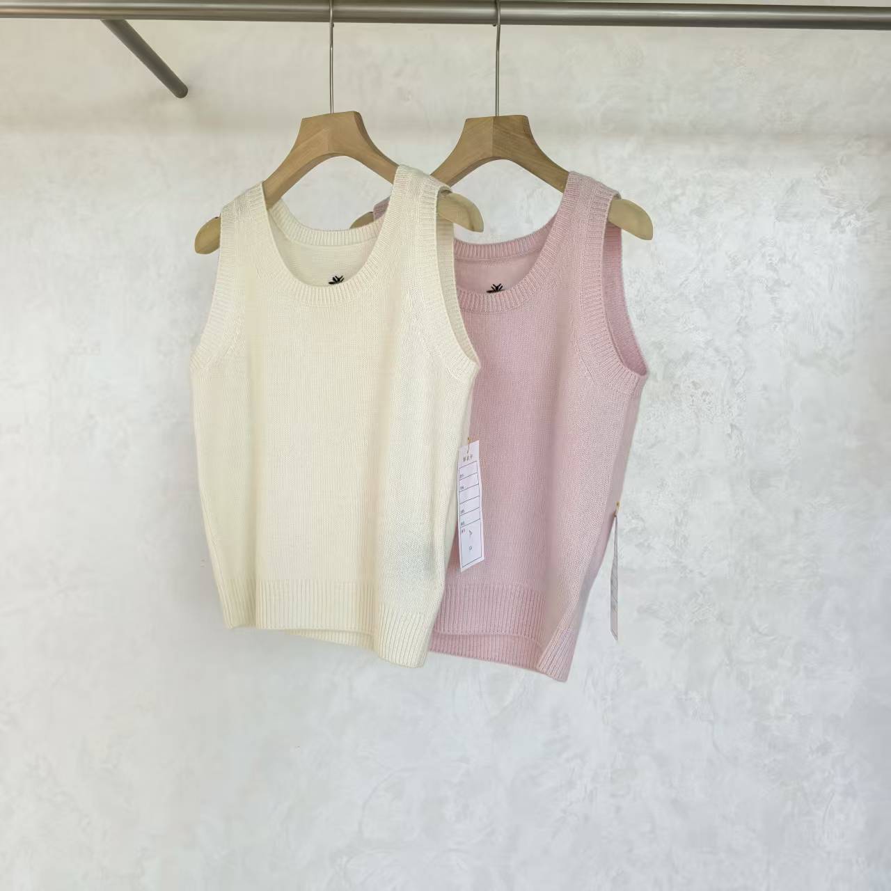 856006紫标系列重工软糯蜜蜂刺绣鹅蛋领山羊绒背心