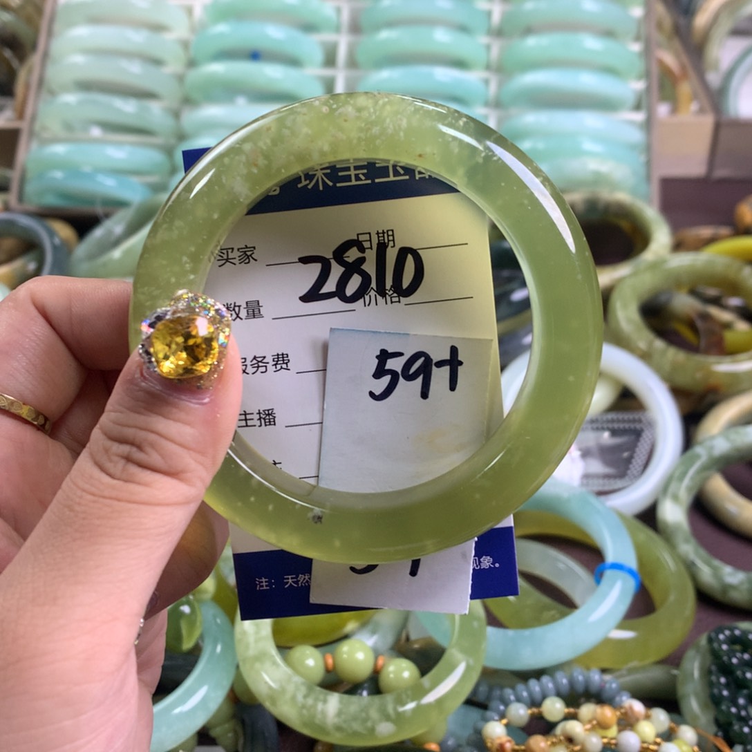 蛇纹石玉手镯未镶嵌诡***?2810