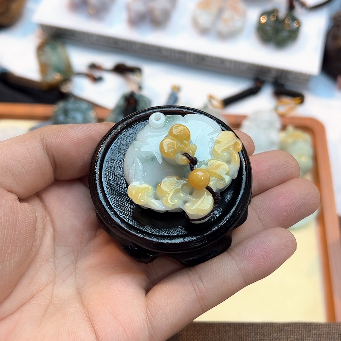 翡翠未镶嵌颈饰挂件