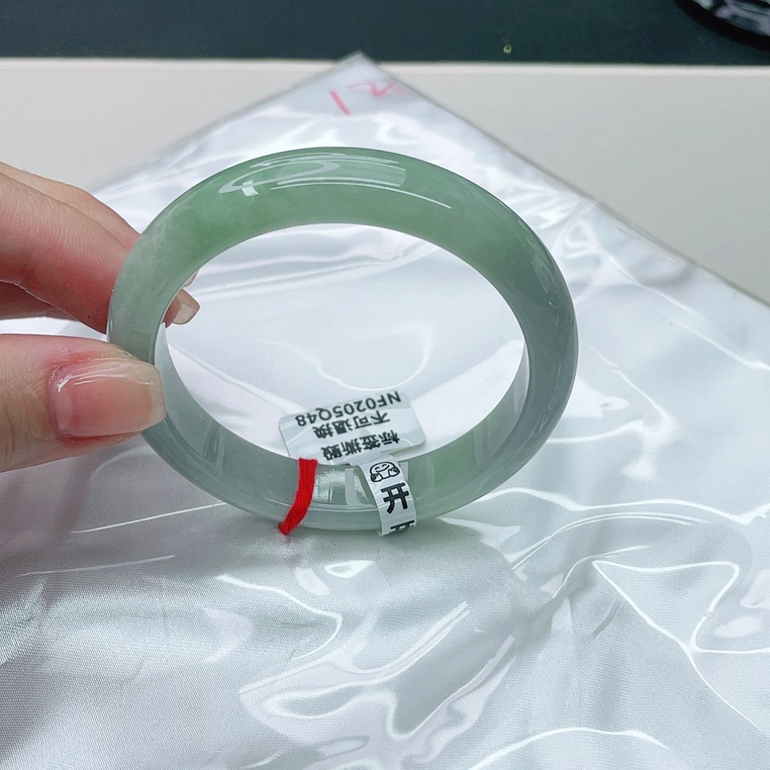 翡翠手镯未镶嵌正55.6