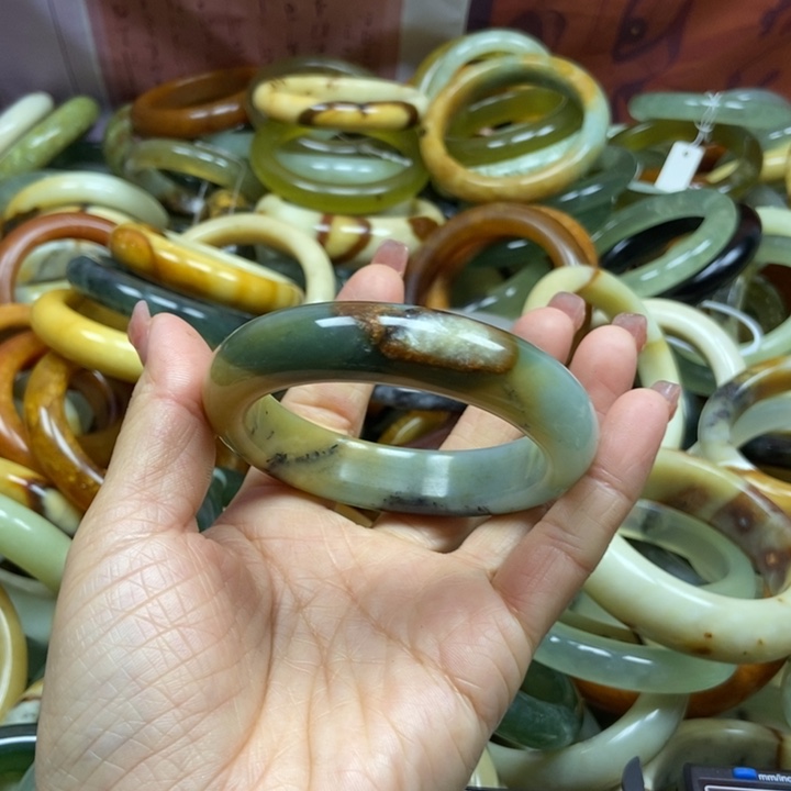 好***肉蛇纹石玉未镶嵌手镯