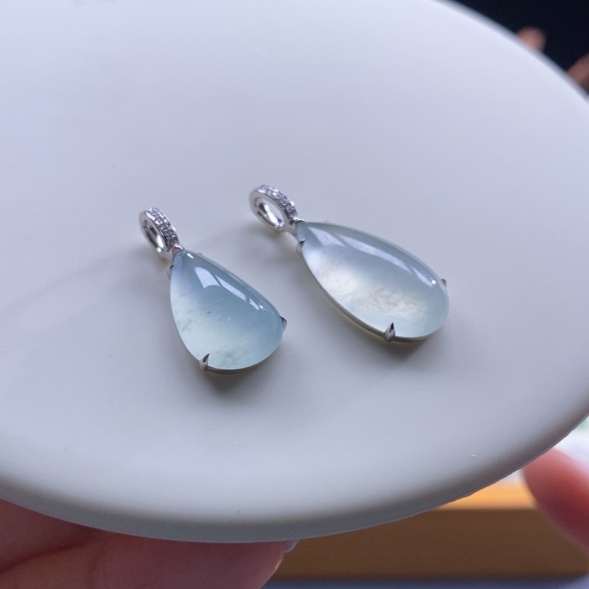 【闪购商品】翡翠吊坠(不含链)18K金镶嵌翡翠冰蓝水滴吊坠，只发一个