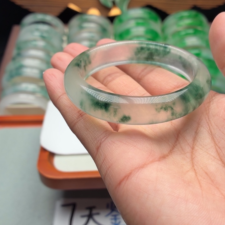 陈***澜石英质玉未镶嵌手镯