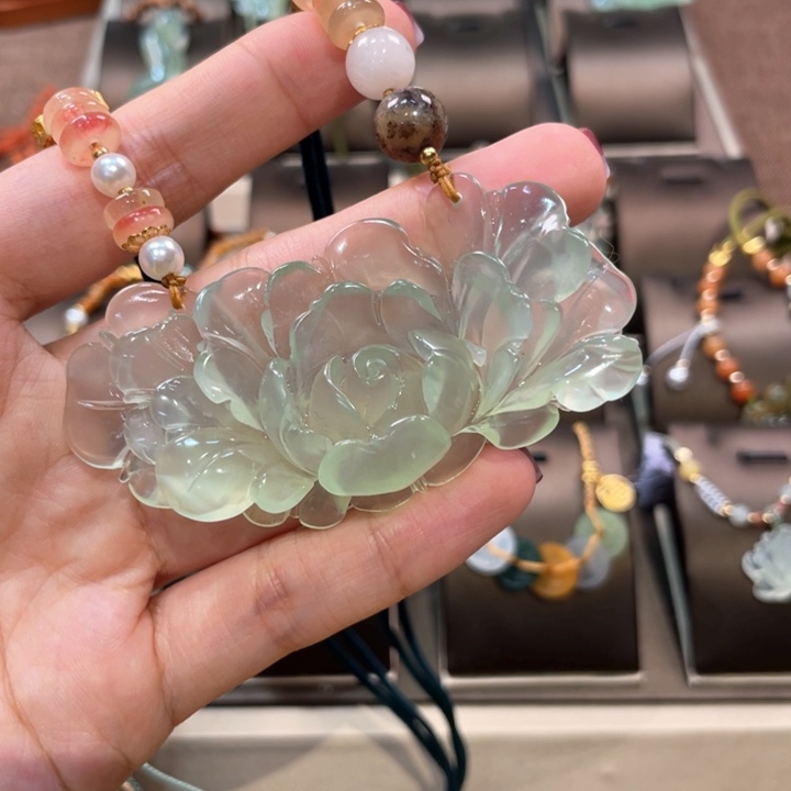 蛇纹石玉颈饰未镶嵌