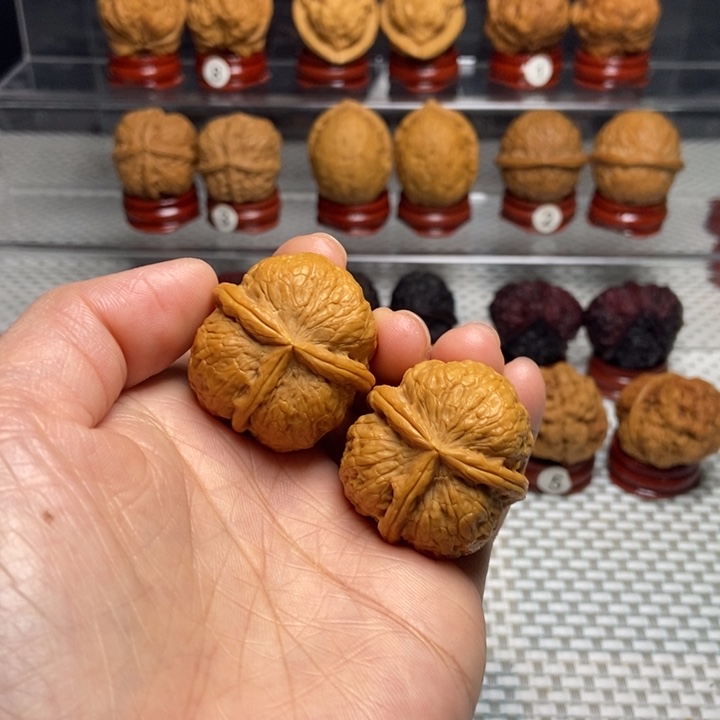 文玩核桃把件12聚宝瓶三棱