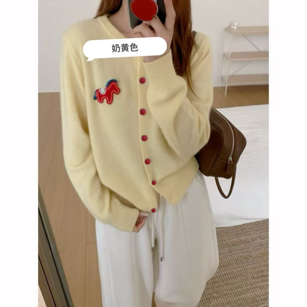 小雅 韩系设计感小马刺绣柔软百搭时尚开衫毛衣KH82