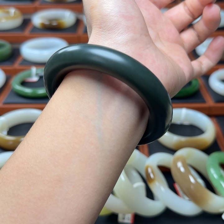 大***怪和田玉手镯未镶嵌