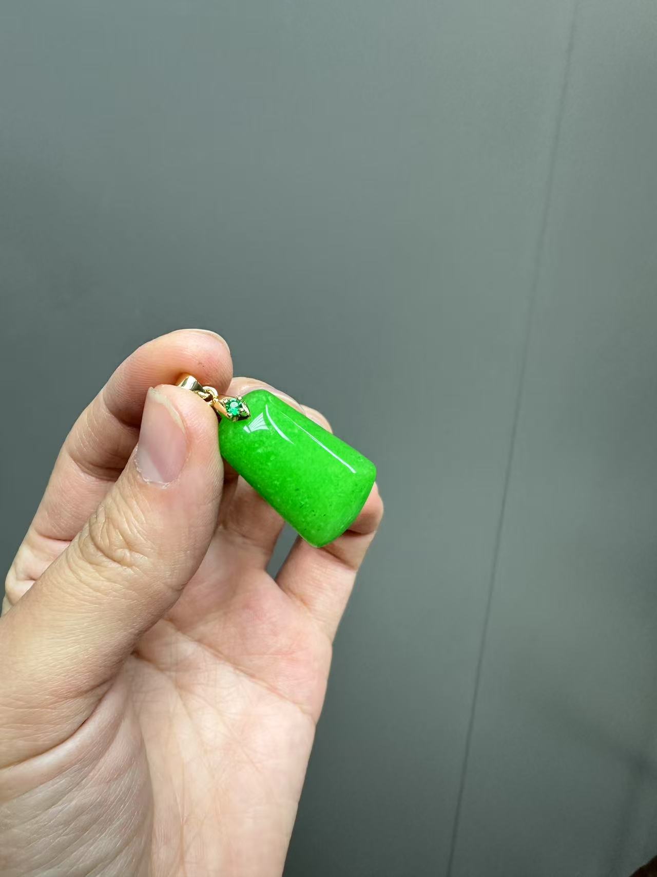 翡翠阳绿14k设计款梯形无事牌吊坠