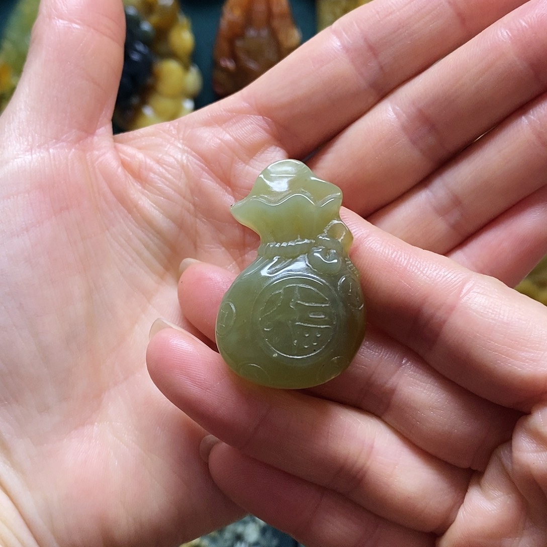 岫玉未镶嵌吊坠(赠链)