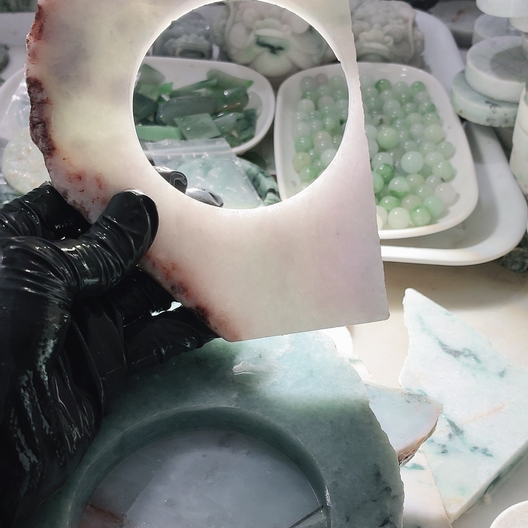 翡翠未镶嵌颈饰边角料