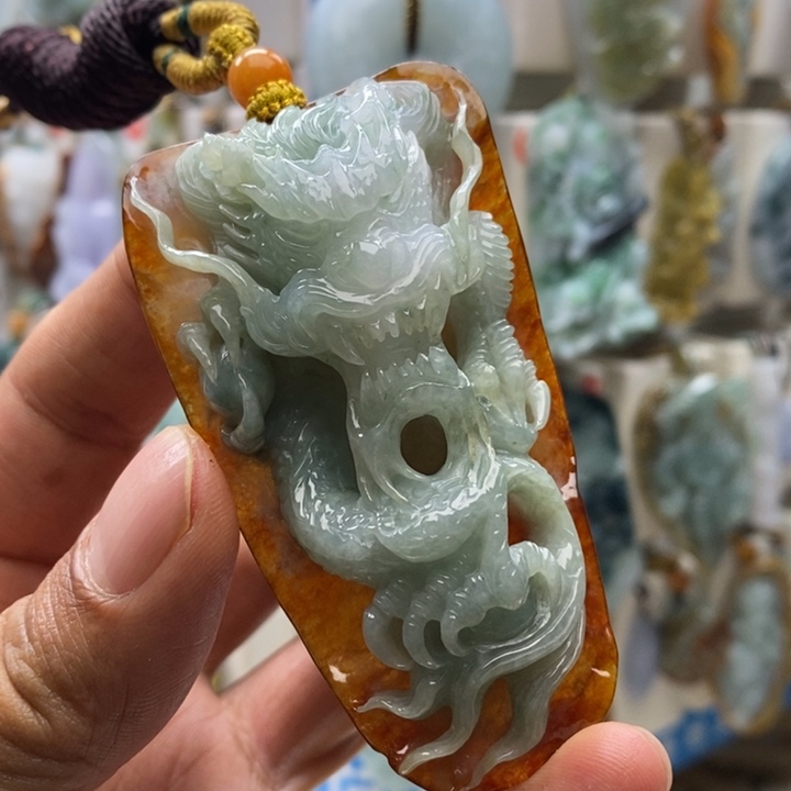 任***远翡翠未镶嵌颈饰龙