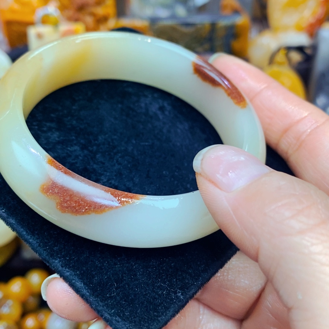 未镶嵌石英质玉（黄龙玉）颈饰