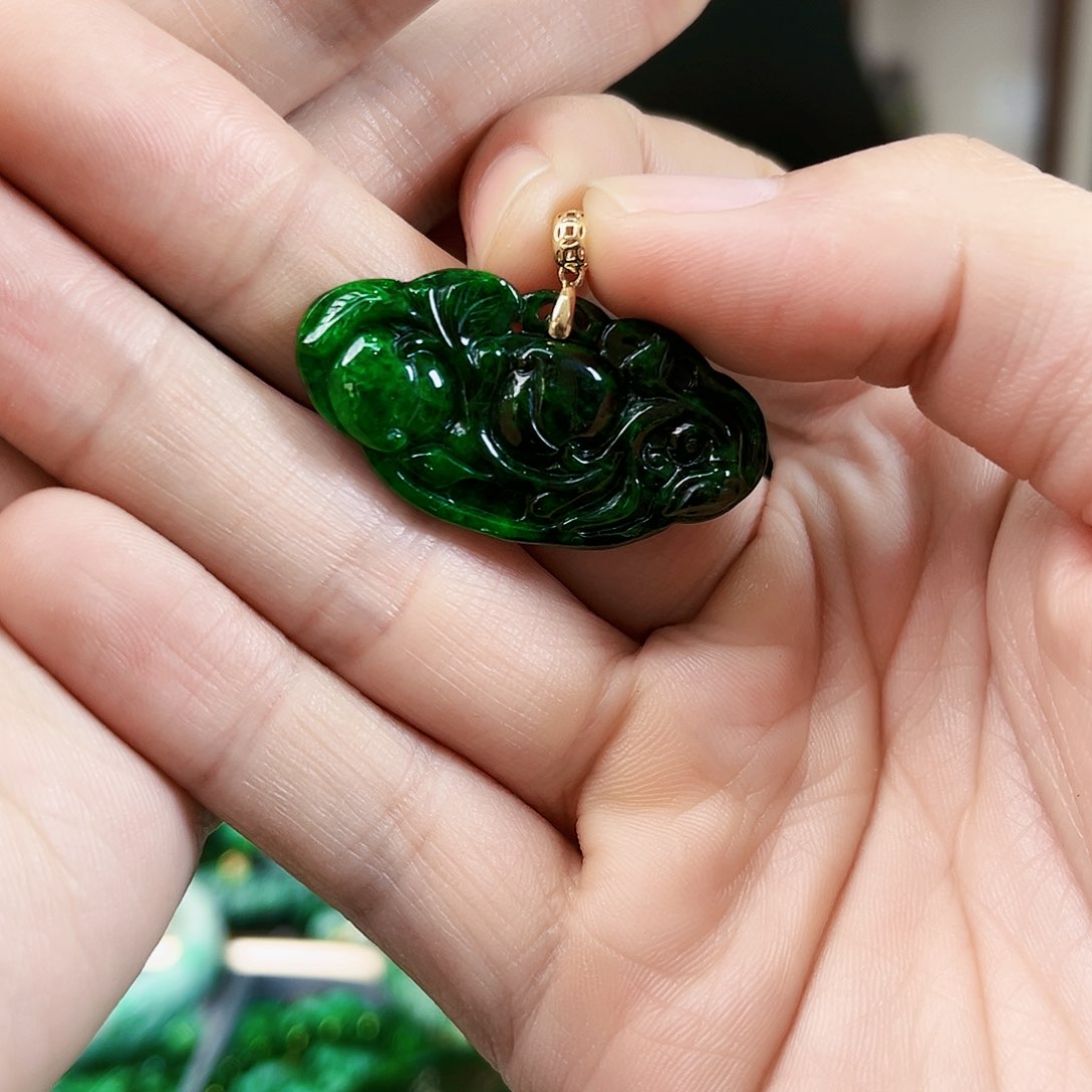 翡翠颈饰18K金镶嵌吊坠多样性