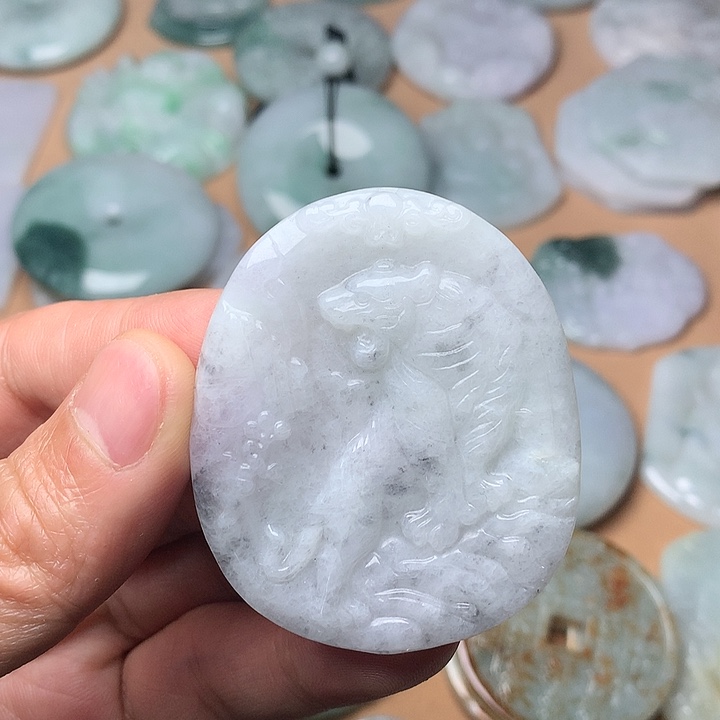 翡翠未镶嵌颈饰老虎牌