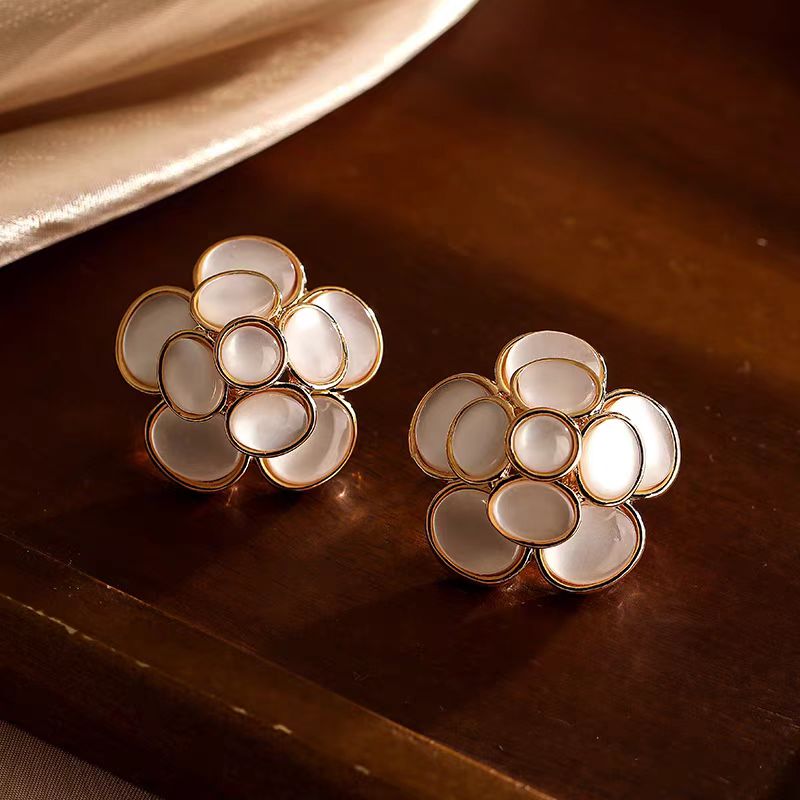 全新未使用  【罗马假日】猫眼山茶花复古赫本风立体花朵耳钉女士