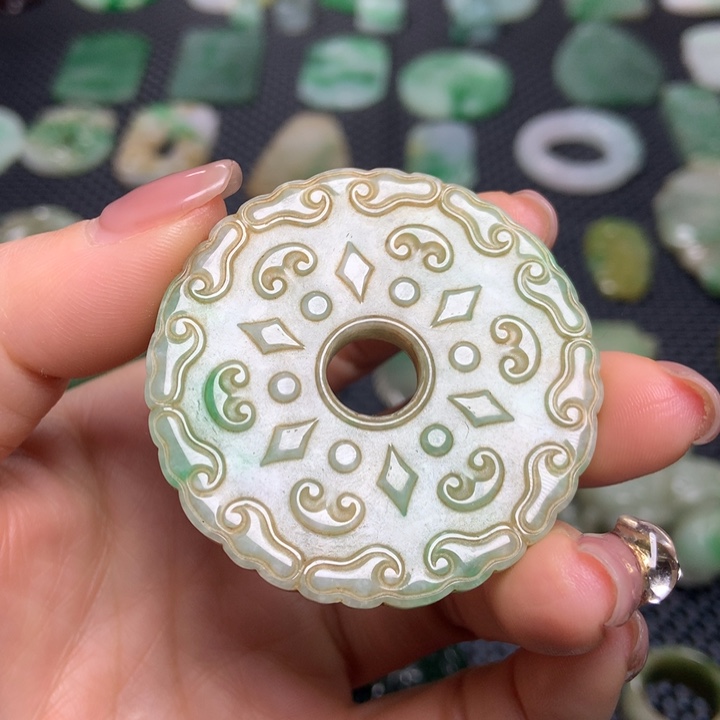 翡翠挂件未镶嵌……