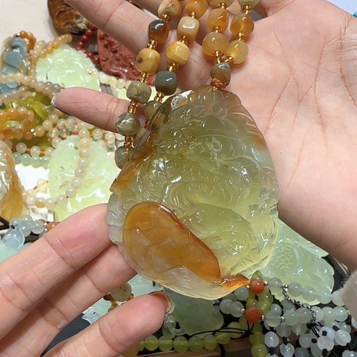 未镶嵌蛇纹石玉吊坠
