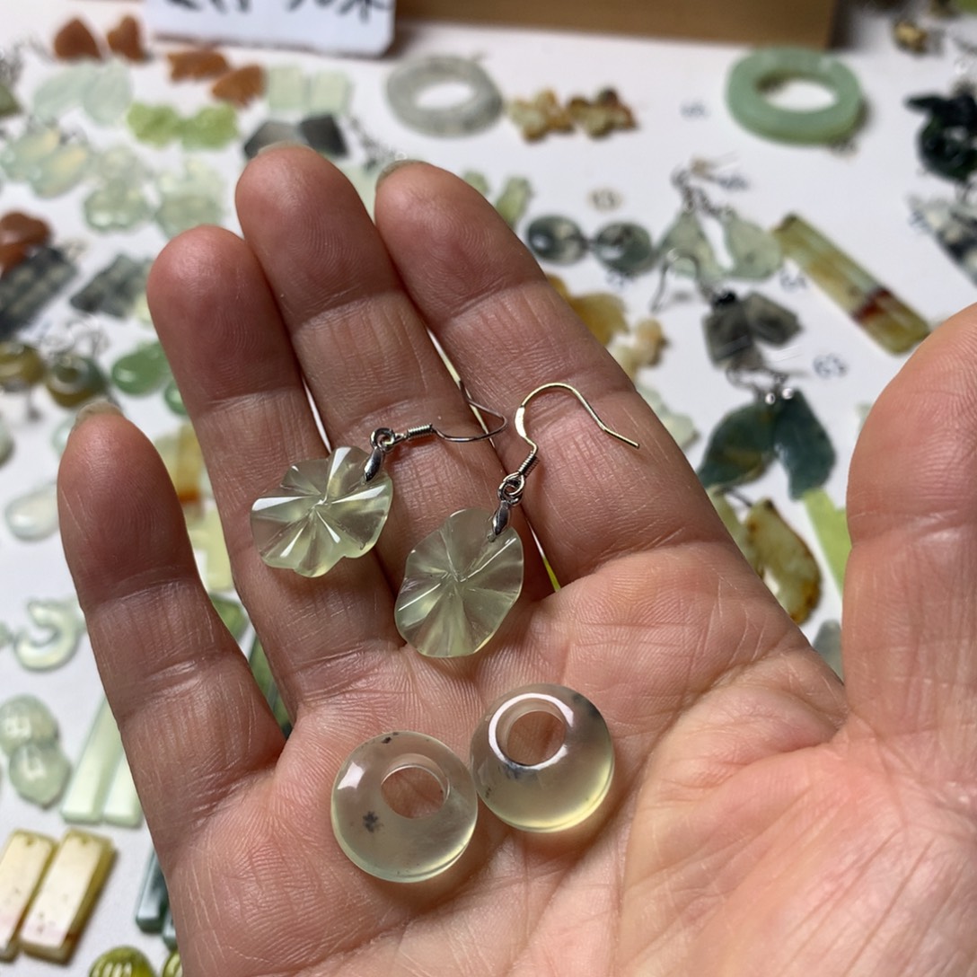 天***子蛇纹石玉未镶嵌耳坠