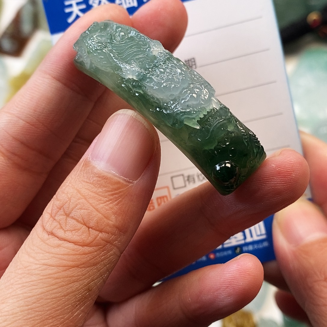 翡翠未镶嵌颈饰龙手牌