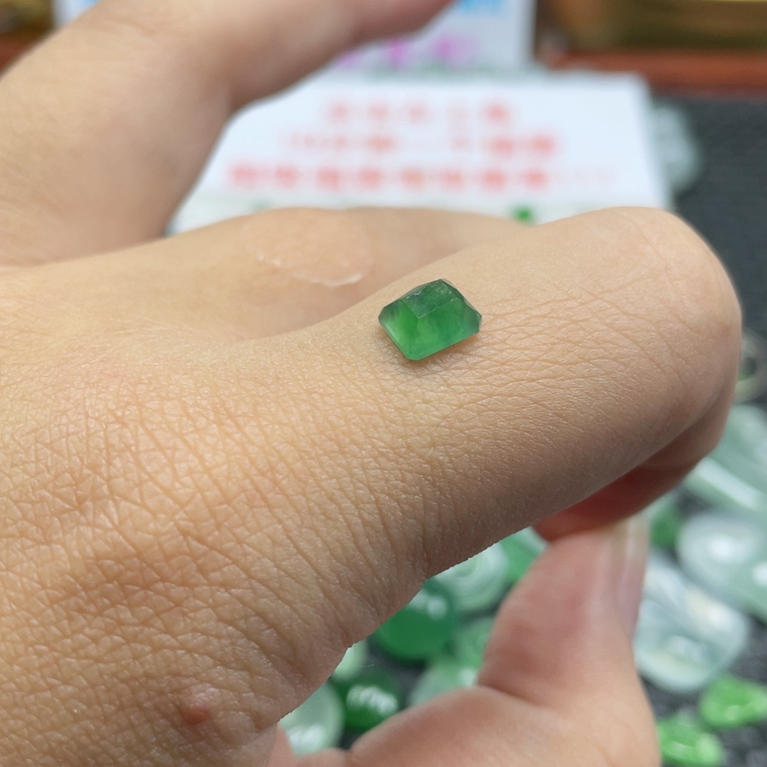 未镶嵌挂件翡翠  翡翠