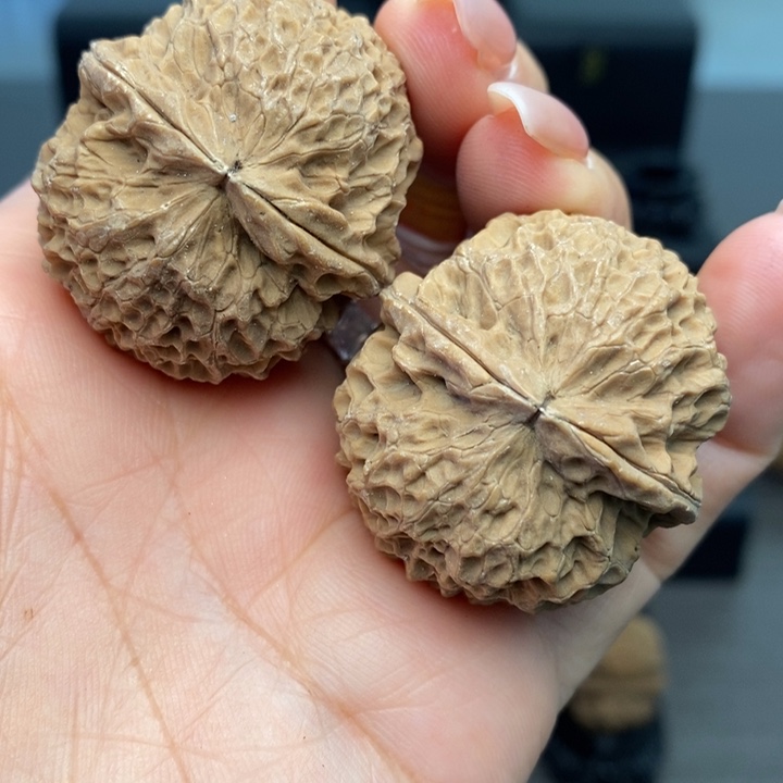 文玩核桃吊坠铁绣球