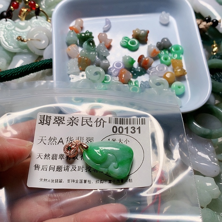 翡翠未镶嵌颈饰像**意00000000131