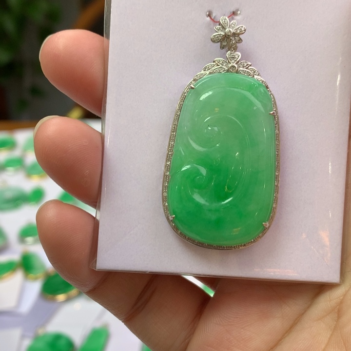 翡翠颈饰18K金镶嵌翡翠吊坠