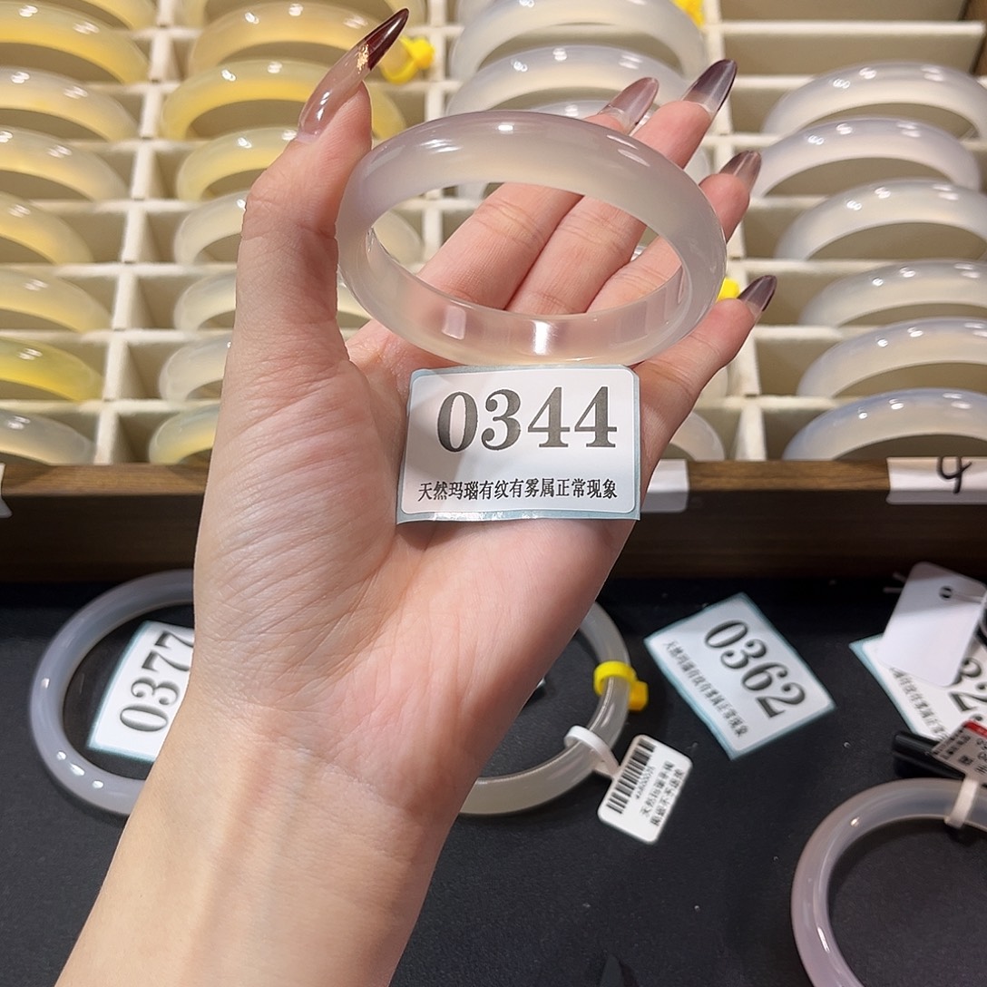 晓***、玛瑙/玉髓未镶嵌手镯