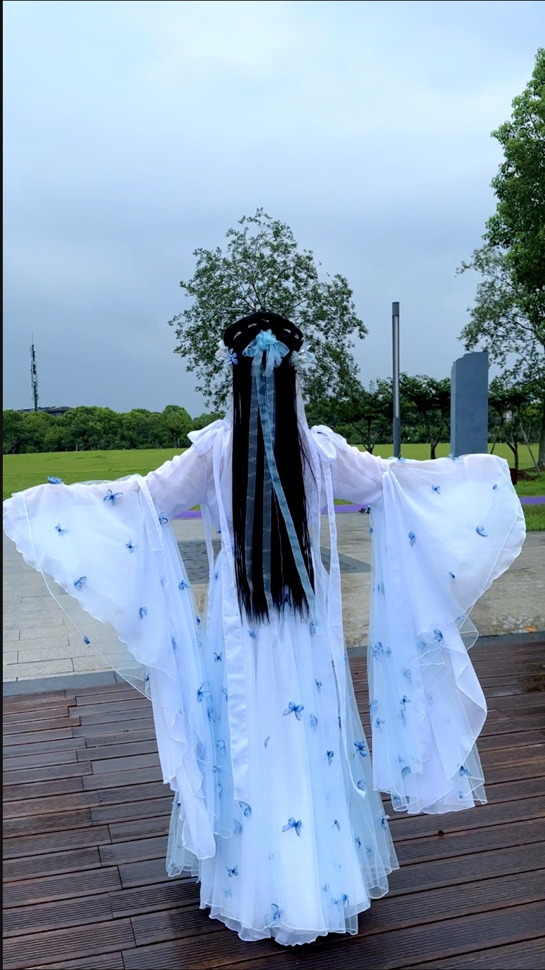 白色浅蓝立体蝴蝶纱大燕尾袖古装