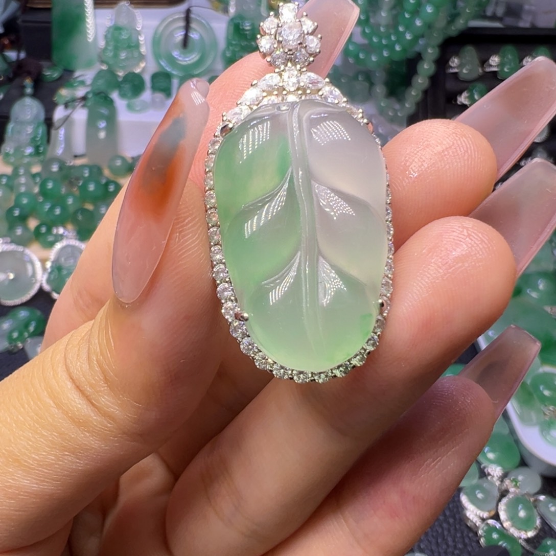 石英质玉（非洲翠）未镶嵌颈饰