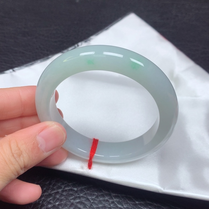 翡翠手镯未镶嵌。