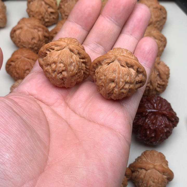 文玩核桃吊坠白狮子37