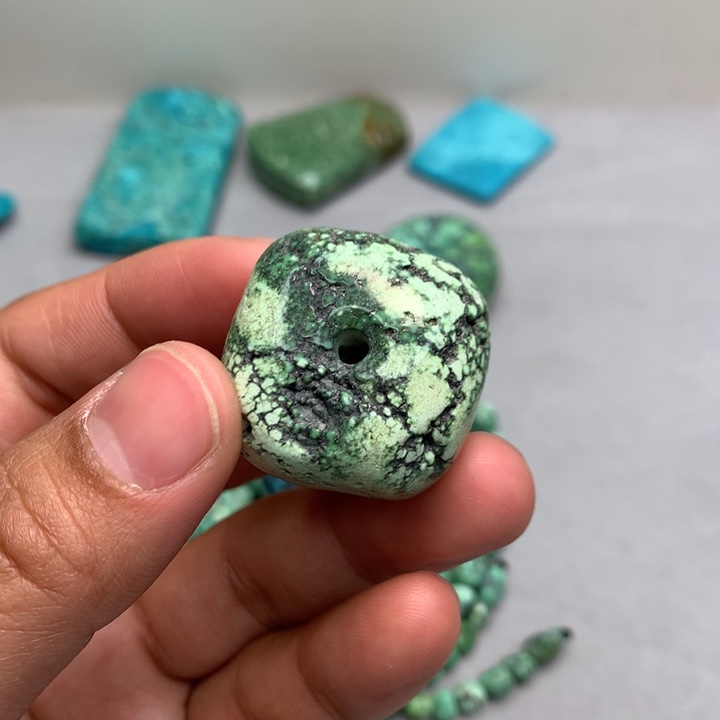 绿松石颈饰未镶嵌