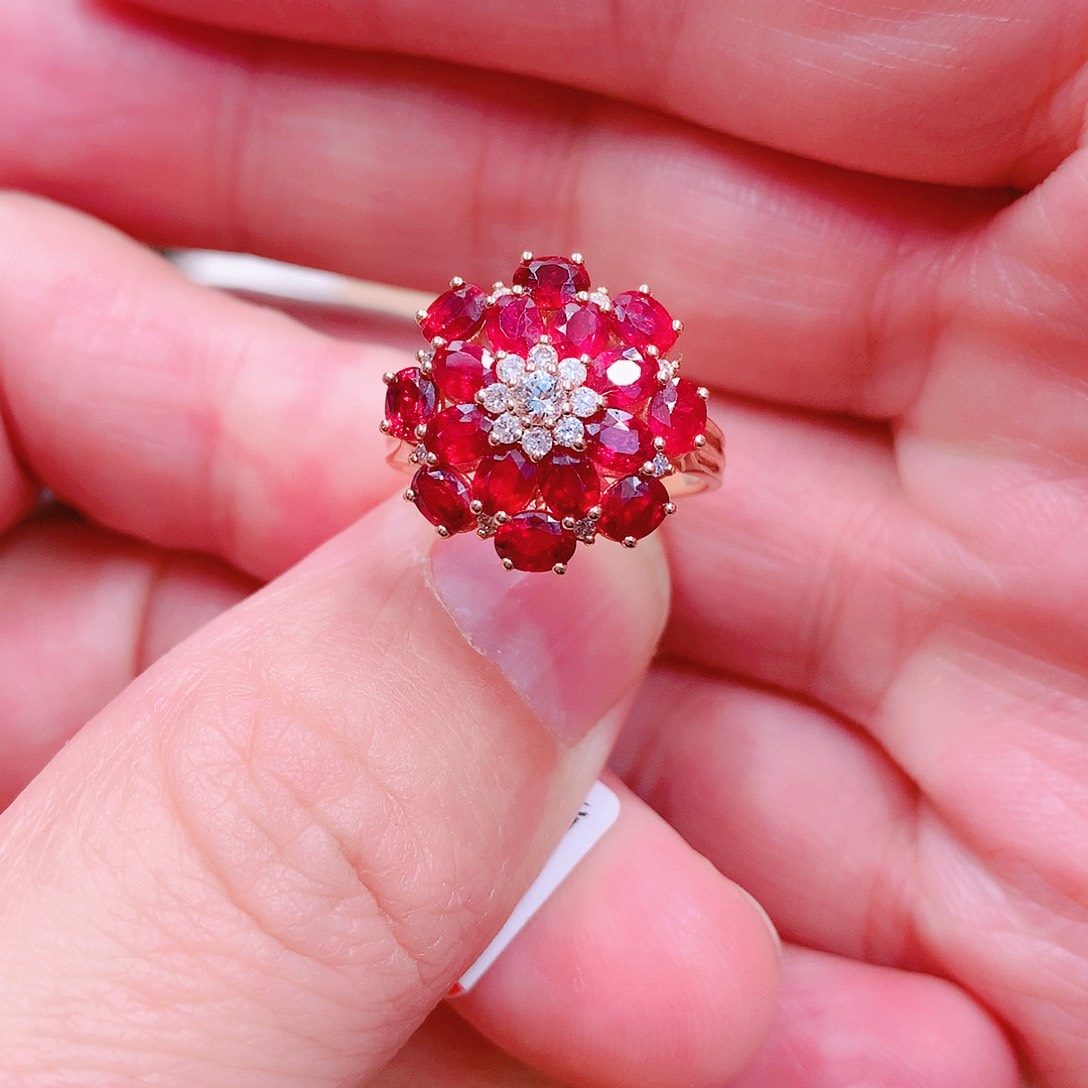 红宝石戒指18K金镶嵌