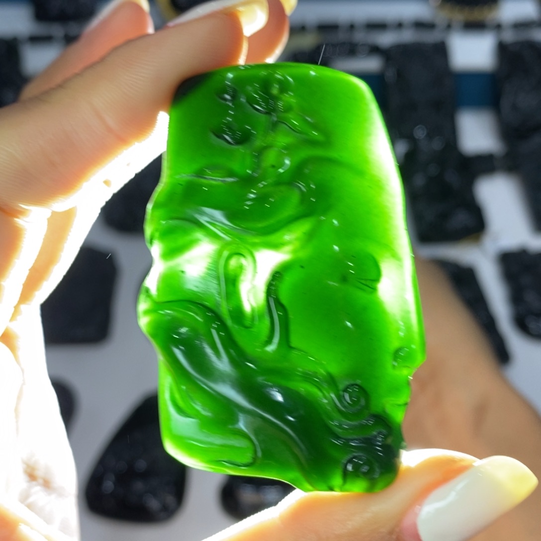 未镶嵌蛇纹石玉吊坠