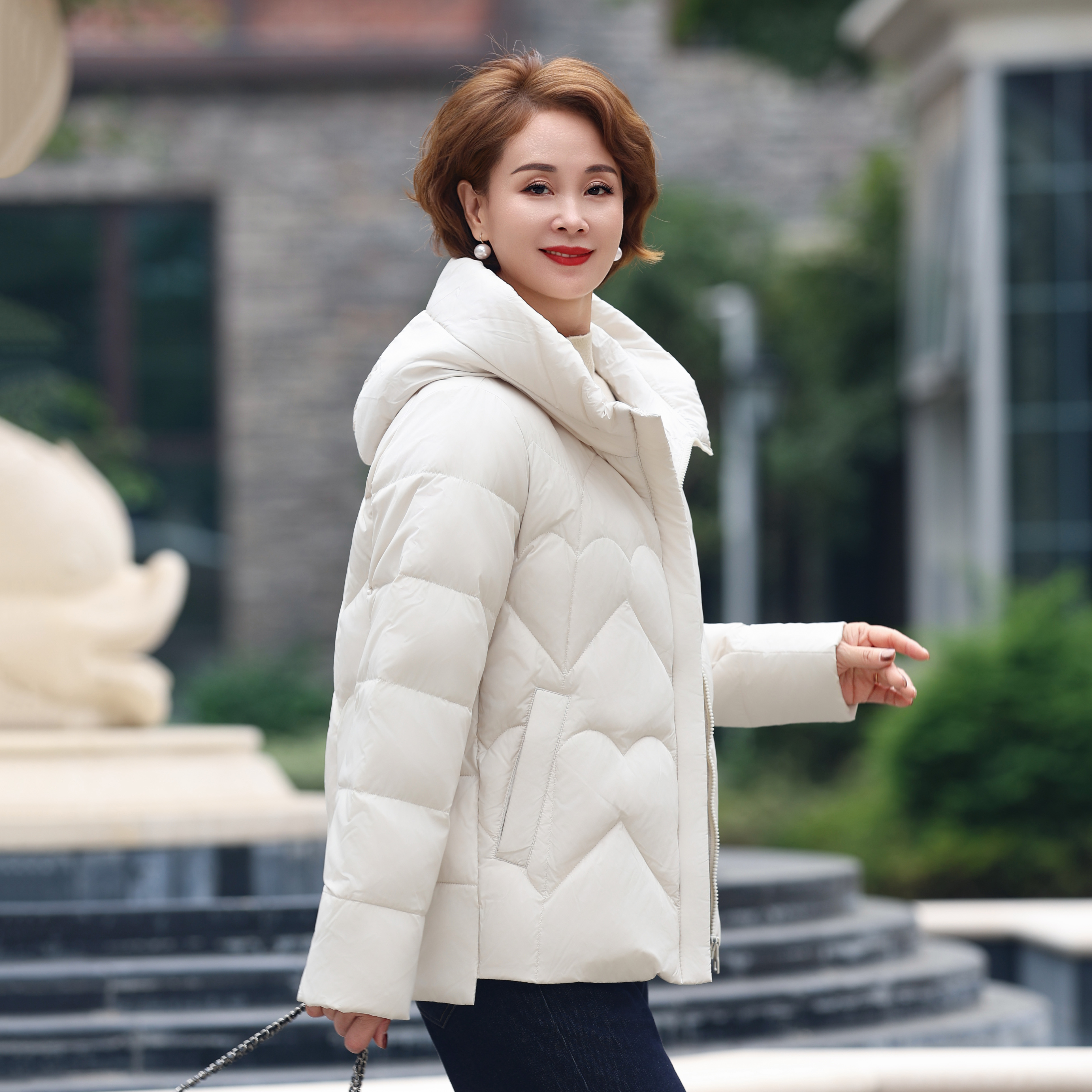 雪中飞妈妈冬装羽绒服洋气时尚2025新款女装冬季加厚保暖外套衣女