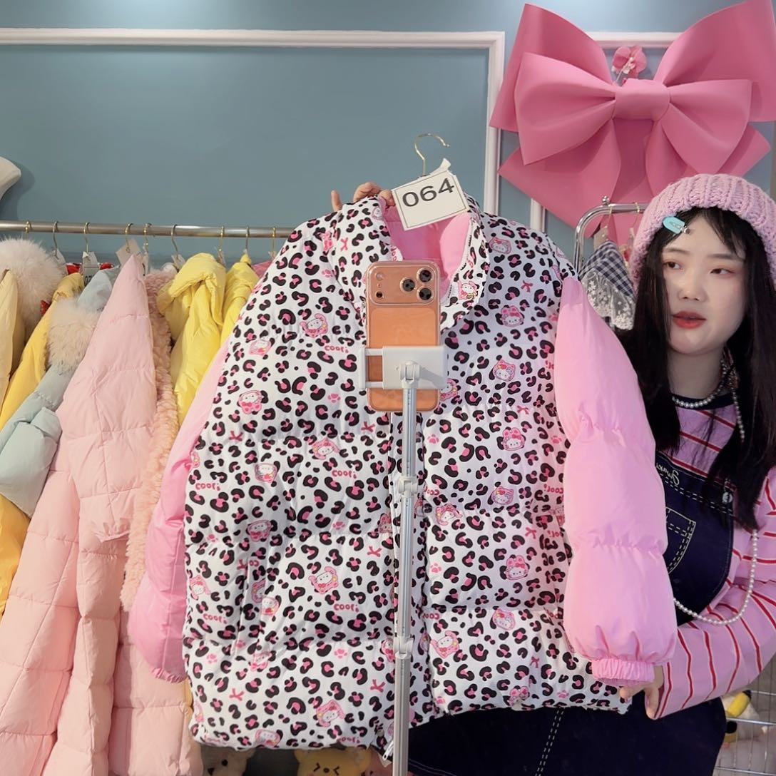 常规款粉色豹纹棉服